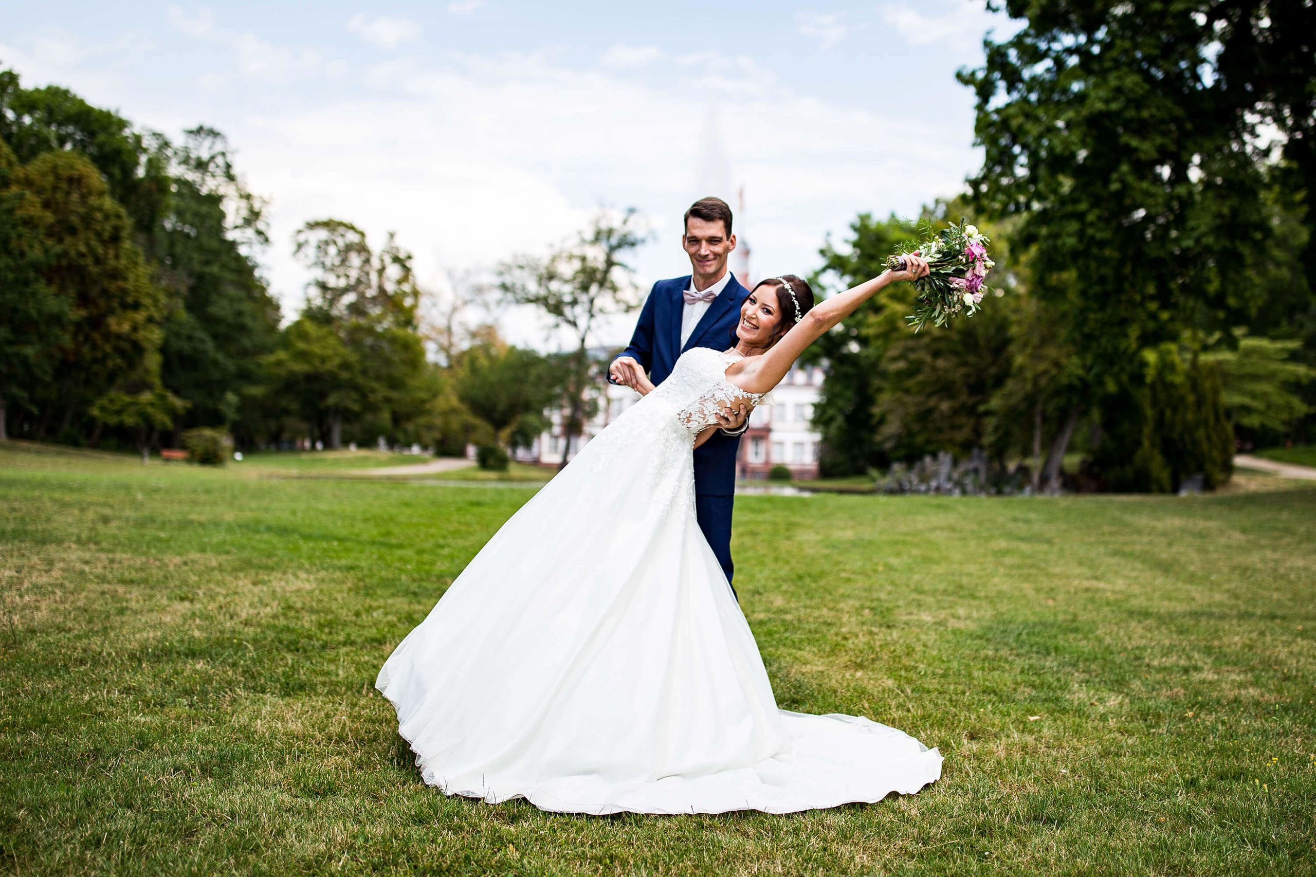Als Hochzeitsfotograf im Schloss Philippsruhe in Hanau machen wir Hochzeitsfotos im Schlosspark.