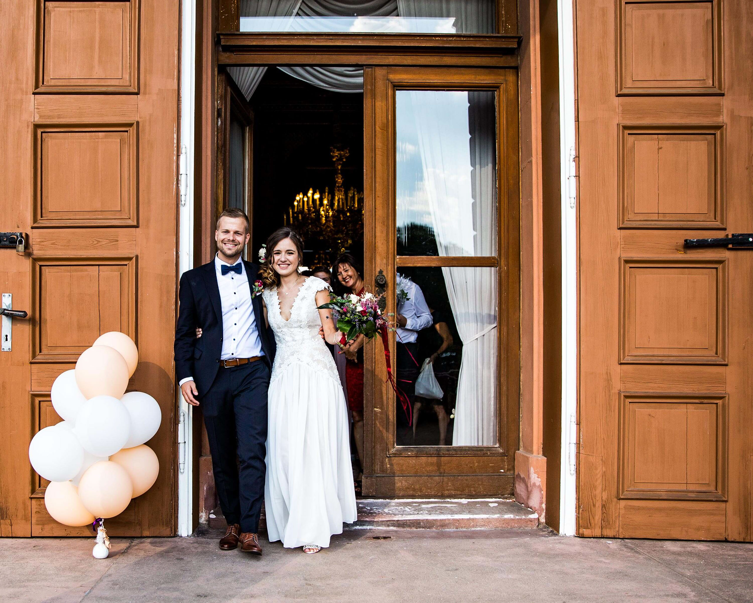 Hochzeitsfotos beim Auszug aus dem Standesamt Hanau im Schloss Philippsruhe.