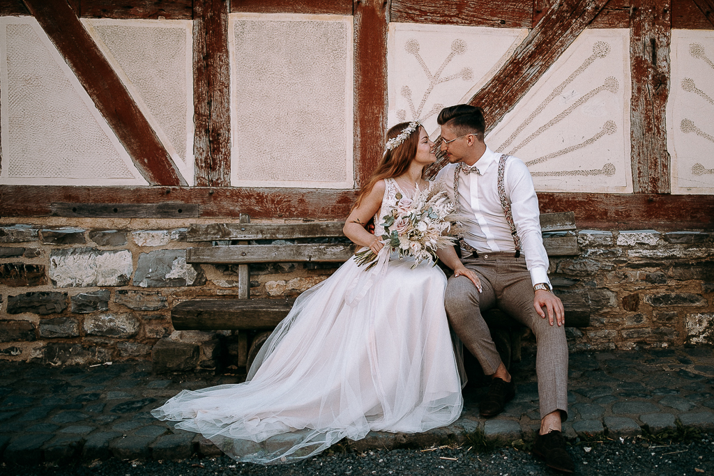 Hochzeitsfotos im Hessenpark in Neu-Anspach. Das Brautpaar nach der standesamtlichen Trauung im Hessenpark.