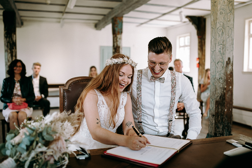 Das Brautpaar im Standesamt Freilichtmuseum im Hessenpark.