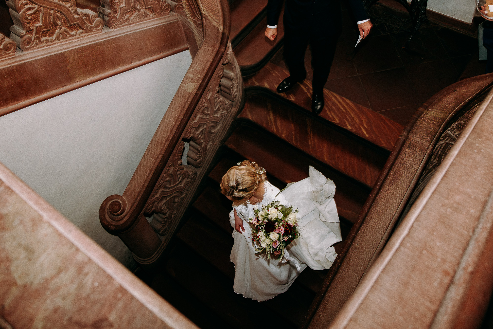 Das Hochzeitsboot ist eine wunderschöne Idee für den Hochzeitstag. Hochzeitsfotos auf einem Boot.