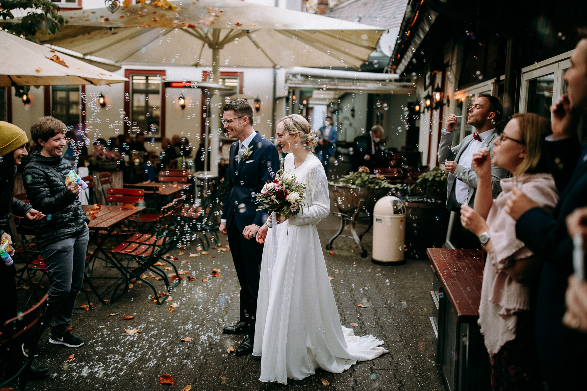 Das Hochzeitsboot ist eine wunderschöne Idee für den Hochzeitstag. Hochzeitsfotos auf einem Boot.