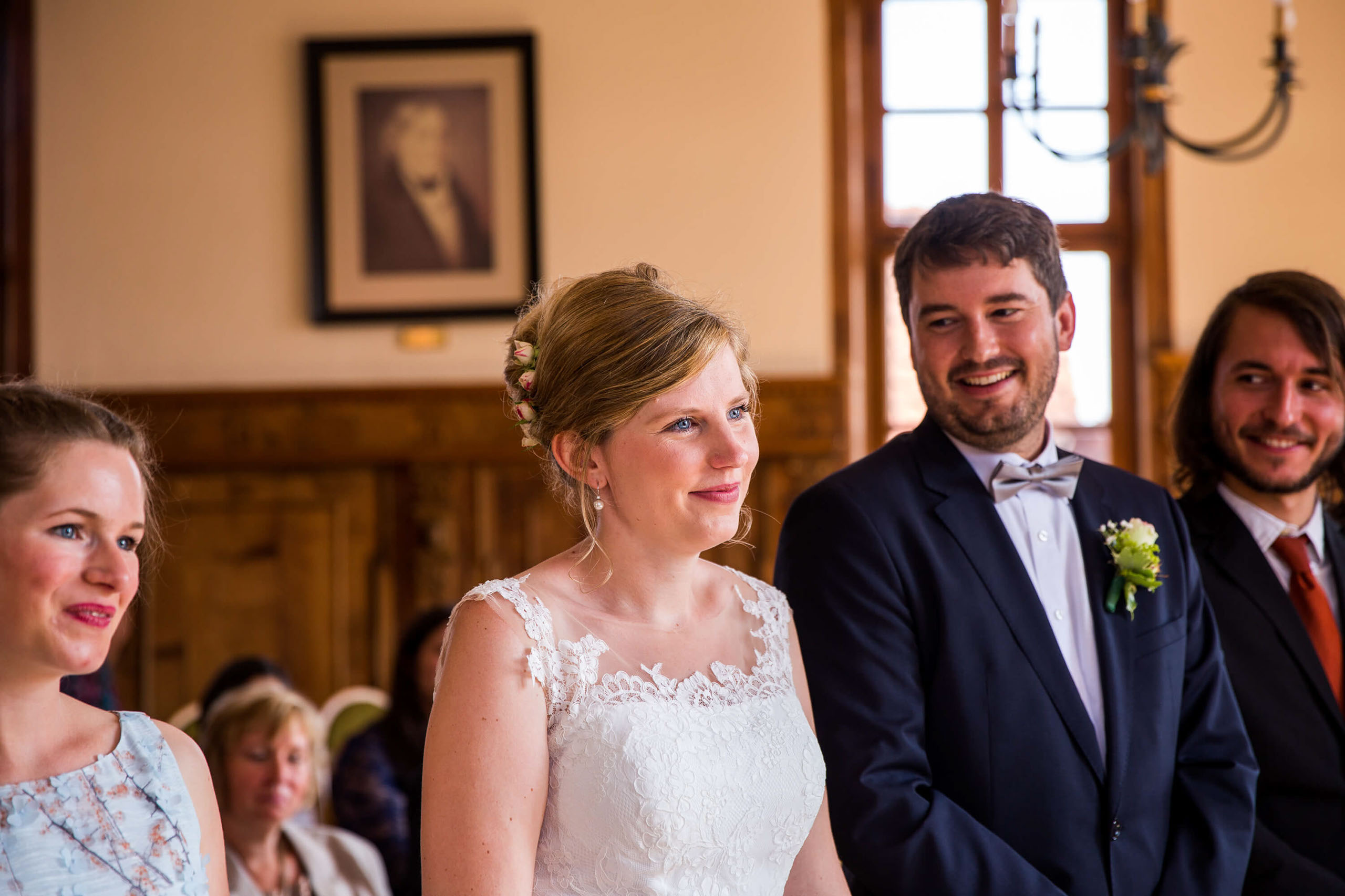 Das Brautpaar bei der standesamtlichen Trauung in Oberursel. Das Brautpaar beim Ja-Wort im Standesamt Oberursel.