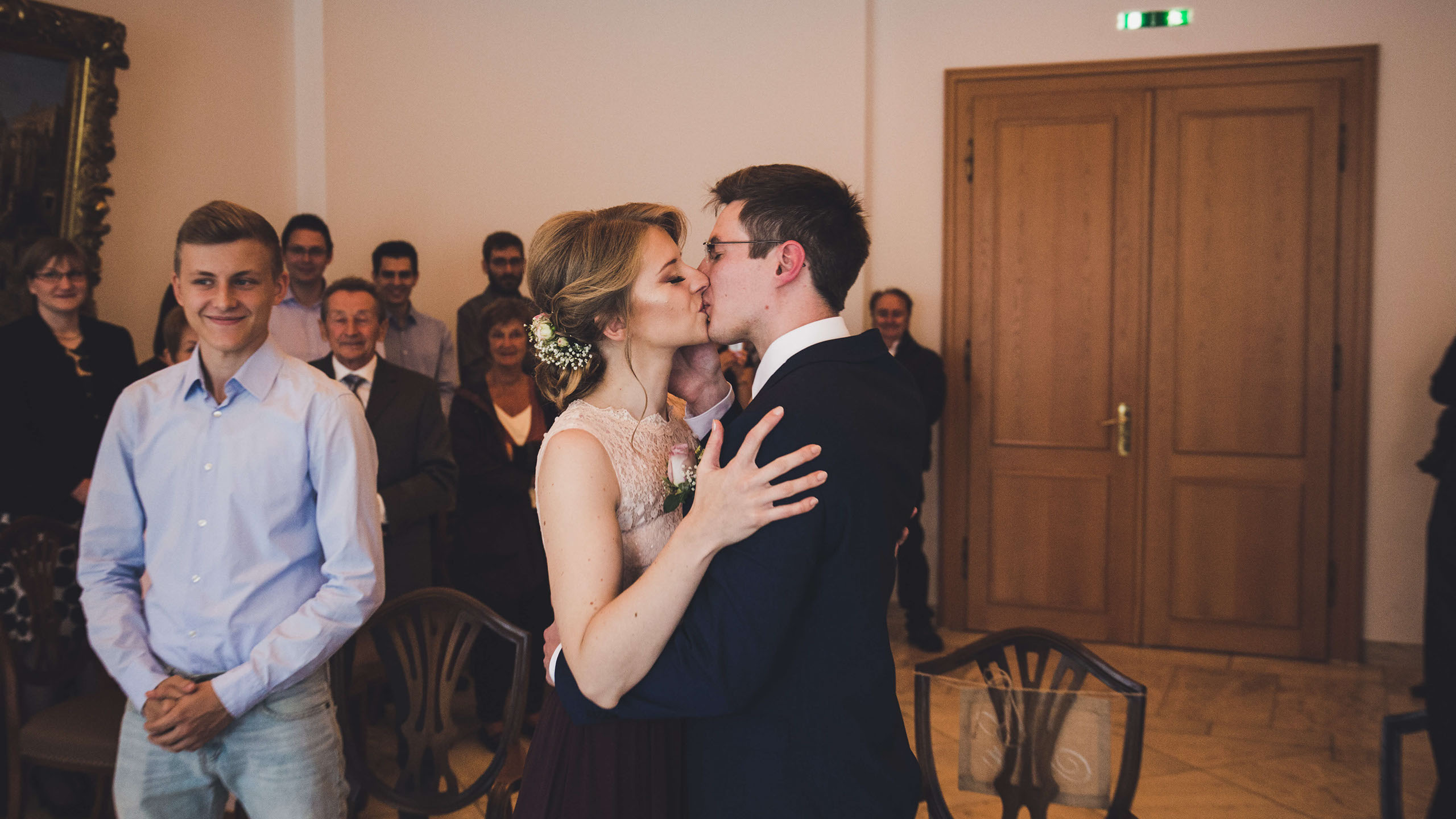 Das Brautpaar beim Hochzeitskuss bei der standesamtlichen Trauung in Offenbach im Büsing Palais.