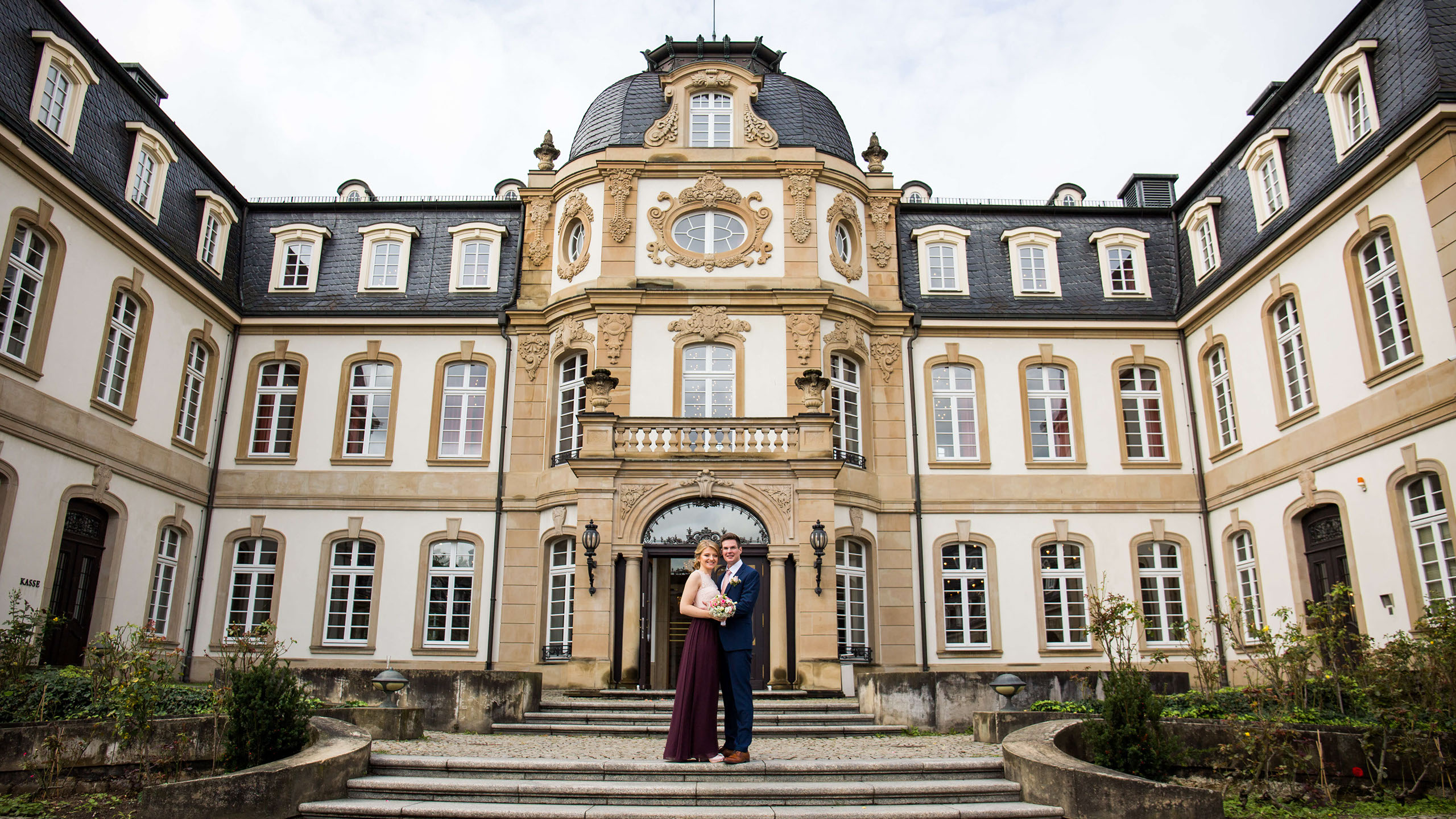 Das Brautpaar vor dem Standesamt Offenbach im Büsing Palais. Nach der standesamtlichen Trauung machen wir Hochzeitsfotos in Offenbach.
