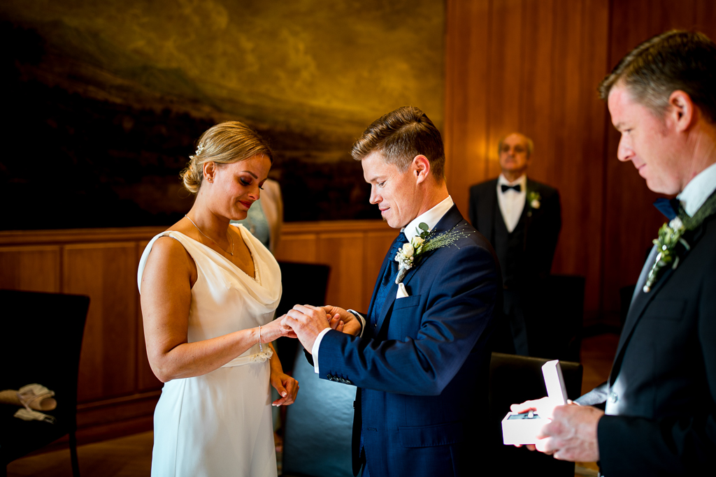 Das Brautpaar tauscht die Eheringe im Standesamt Römer in Frankfurt.