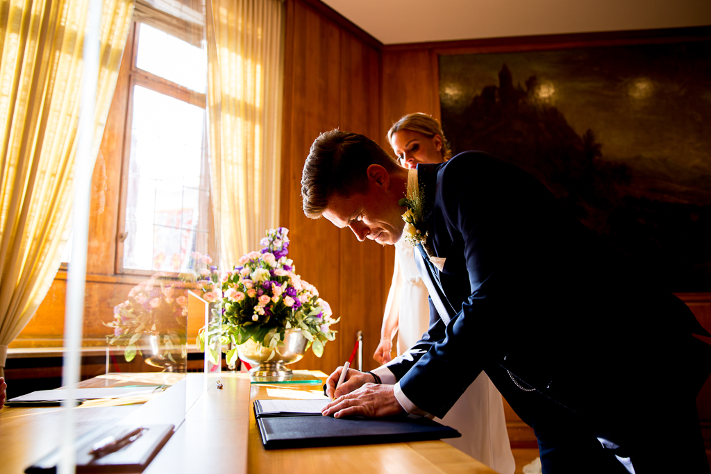 Der Bräutigam unterschreibt bei der standesamtlichen Trauung im Römer Frankfurt.