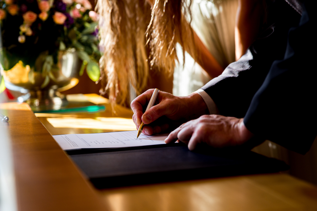 Die Unterschrift bei der standesamtlichen Trauung im Standesamt Römer in Frankfurt.