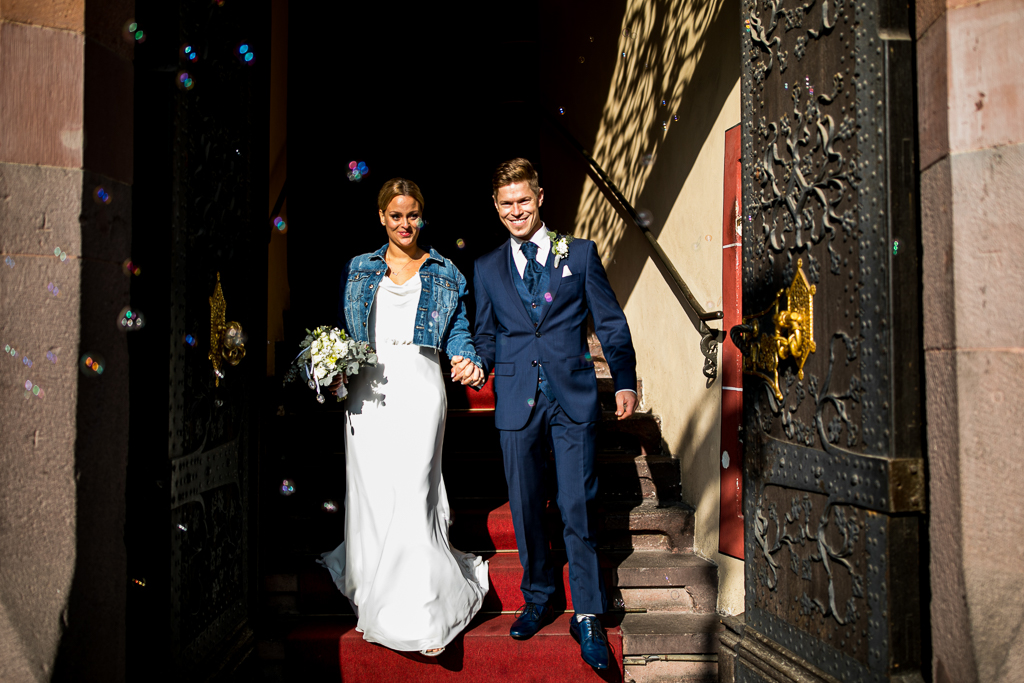 Auszug des Brautpaares beim Standesamt Römer in Frankfurt.