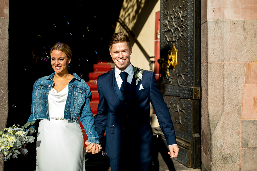 Das Standesamt verlässt glücklich nach der Coronahochzeit das Standesamt Römer in Frankfurt.