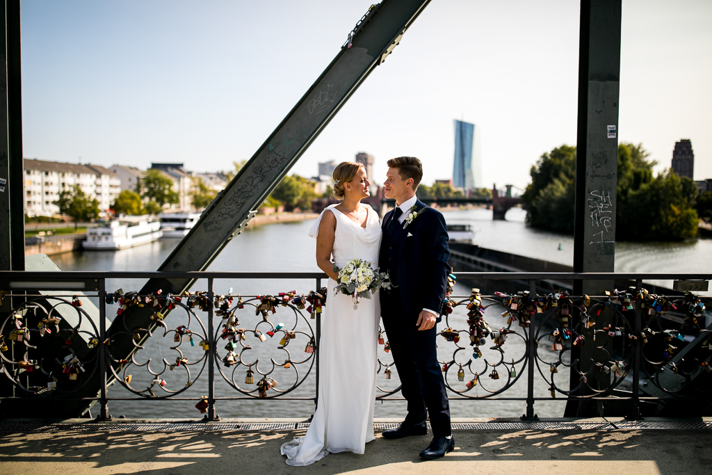 Der Eiserne Steg ist eine tolle Location für Hochzeitsfotos in Frankfurt.