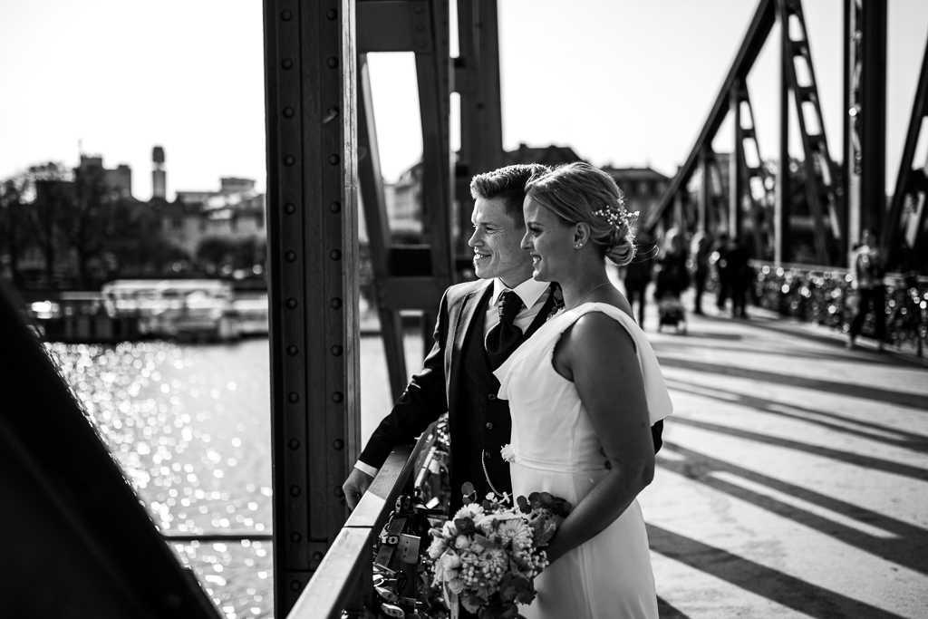 Hochzeitsfotos auf dem Eisernen Steg in Frankfurt.