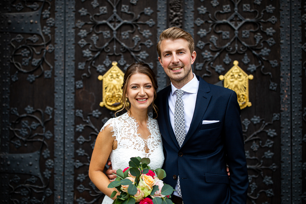 Das klassische Hochzeitsfoto nach der standesamtlichen Trauung im Römer Frankfurt.