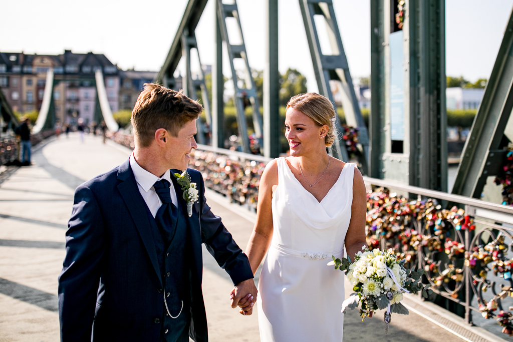Das Brautpaar sieht sich verliebt im Kaiserdom am Altar an.