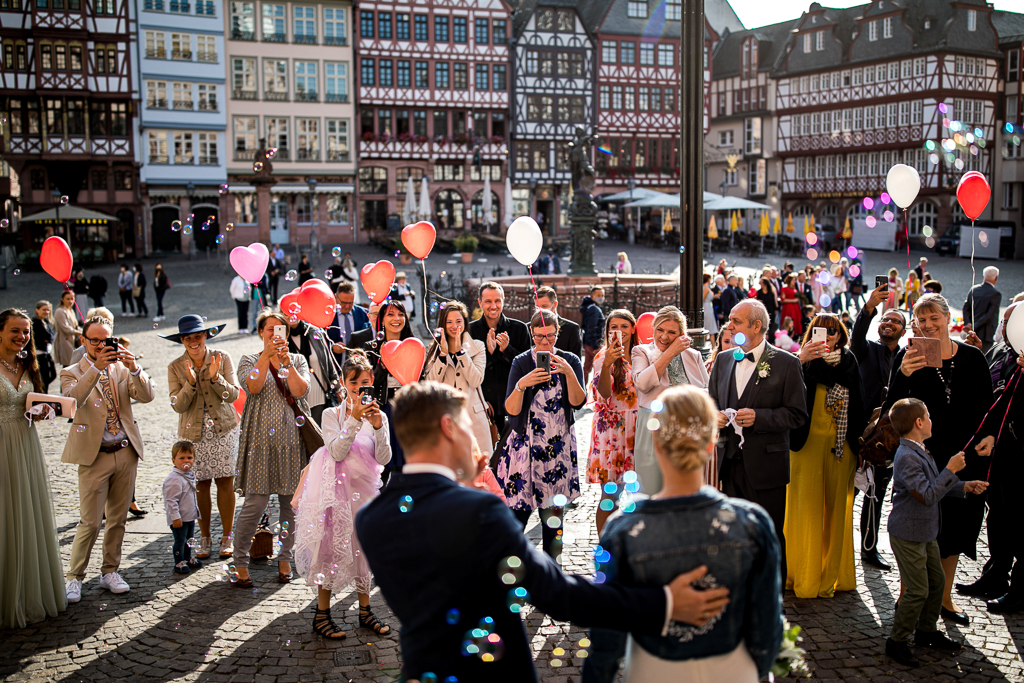 Das Brautpaar sieht sich verliebt im Kaiserdom am Altar an.