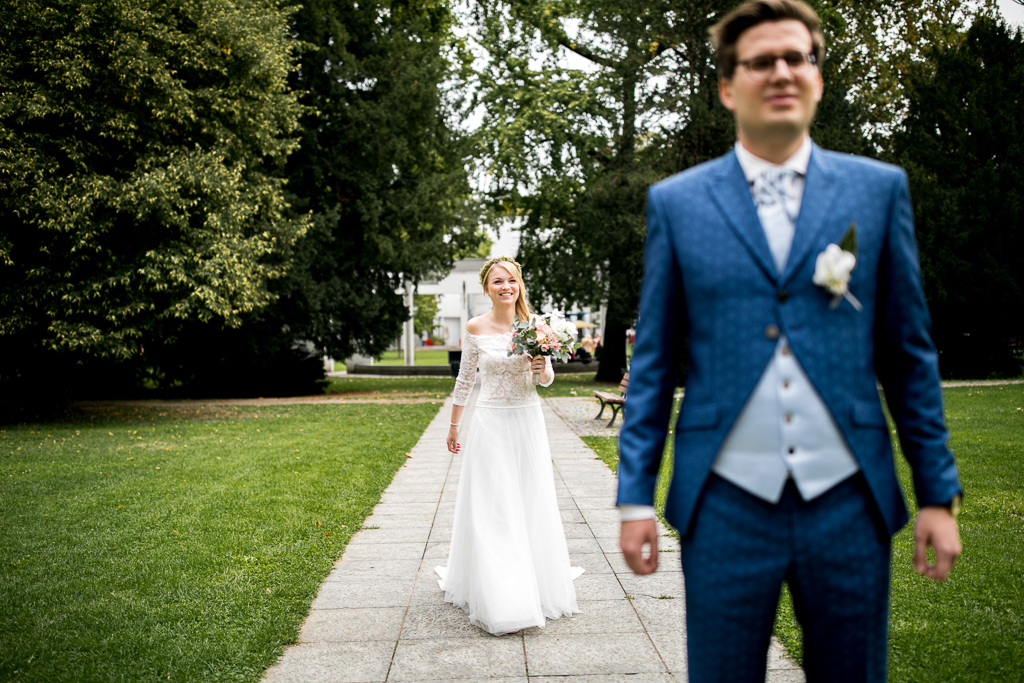 Das Brautpaare beim First Look im Metzlerpark. Anschließend ging es zum Standesamt Römer in Frankfurt.