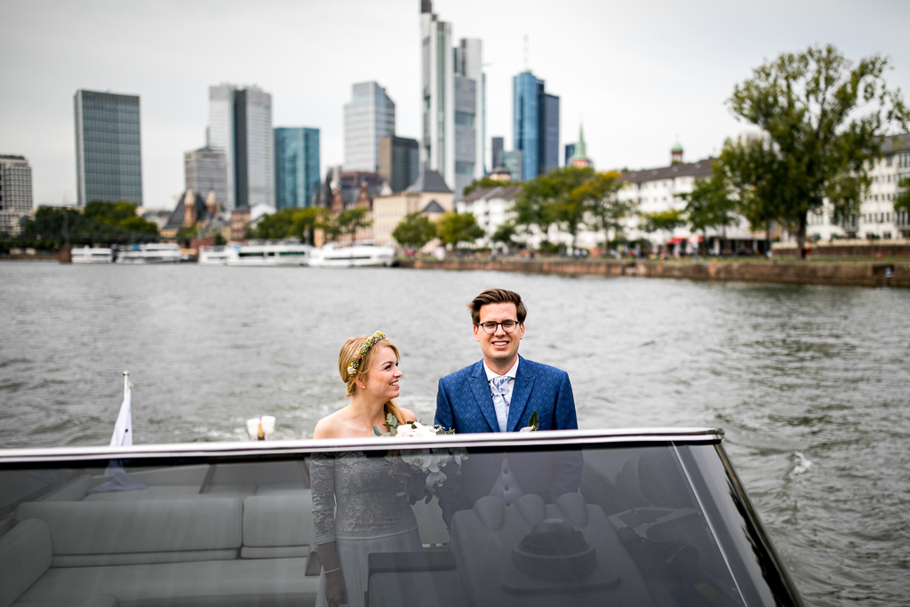Das Brautpaar hat sich ein Hochzeitsboot gemietet. Wir haben Hochzeitsfotos vor der Skyline von Frankfurt gemacht.