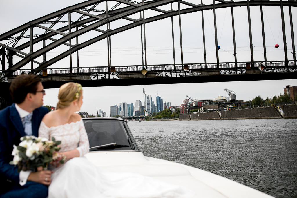 Das Brautpaar hat sich ein Hochzeitsboot gemietet. Wir haben Hochzeitsfotos vor der Skyline von Frankfurt gemacht.