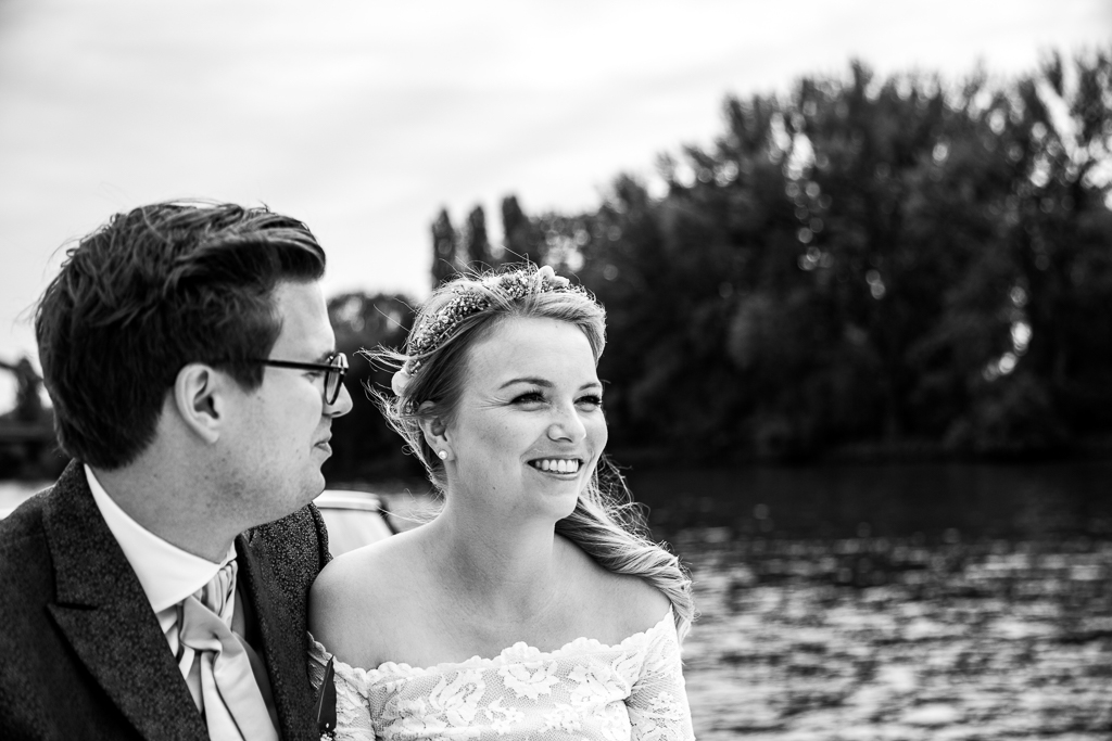 Das Brautpaar hat sich ein Hochzeitsboot gemietet. Wir haben Hochzeitsfotos vor der Skyline von Frankfurt gemacht.
