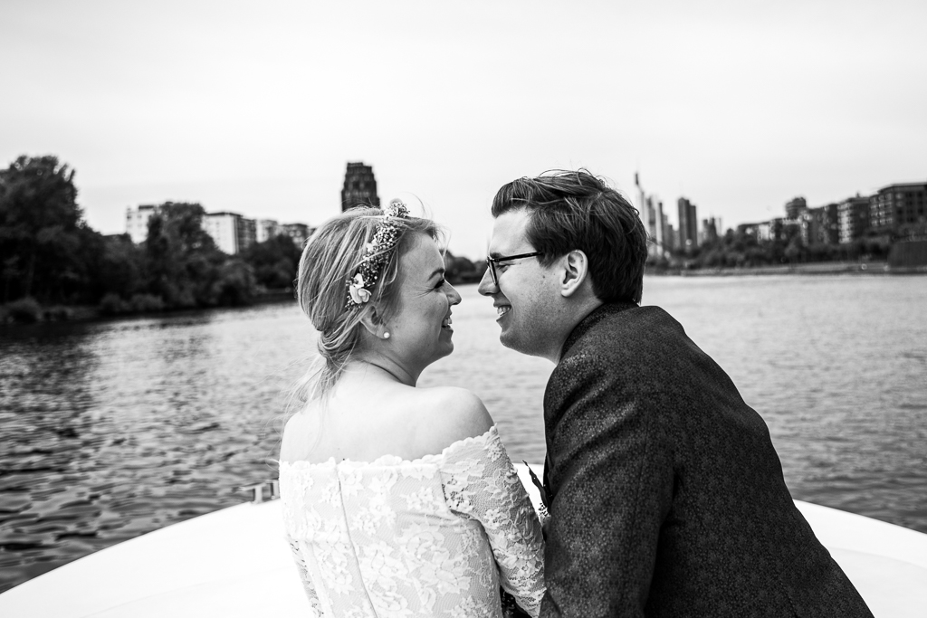 Das Brautpaar hat sich ein Hochzeitsboot gemietet. Wir haben Hochzeitsfotos vor der Skyline von Frankfurt gemacht.