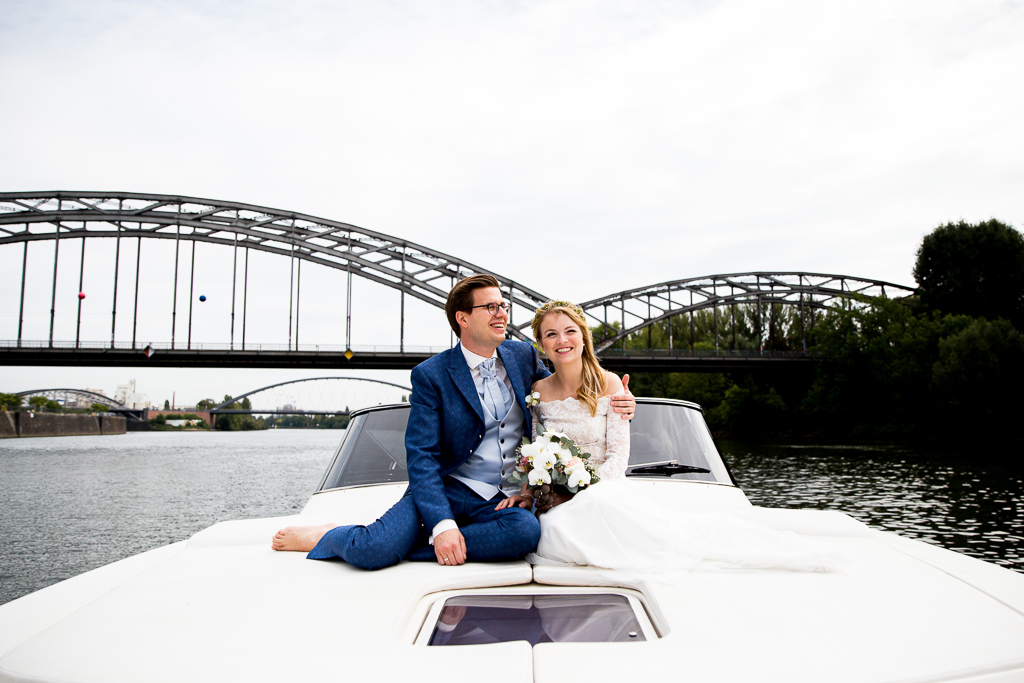 Das Brautpaar hat sich ein Hochzeitsboot gemietet. Wir haben Hochzeitsfotos vor der Skyline von Frankfurt gemacht.