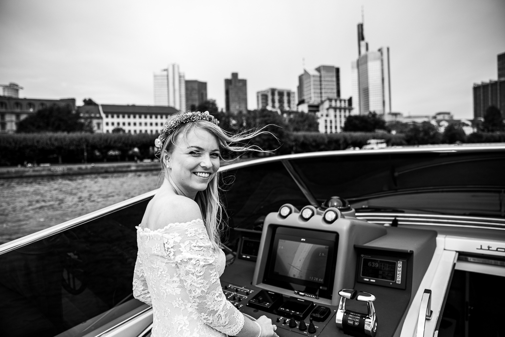 Das Brautpaar hat sich ein Hochzeitsboot gemietet. Wir haben Hochzeitsfotos vor der Skyline von Frankfurt gemacht. 