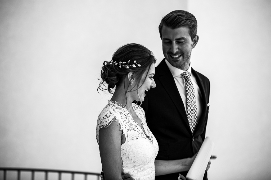 Das Brautpaar sieht sich verliebt vor der standesamtlichen Trauung im Römer Frankfurt an.