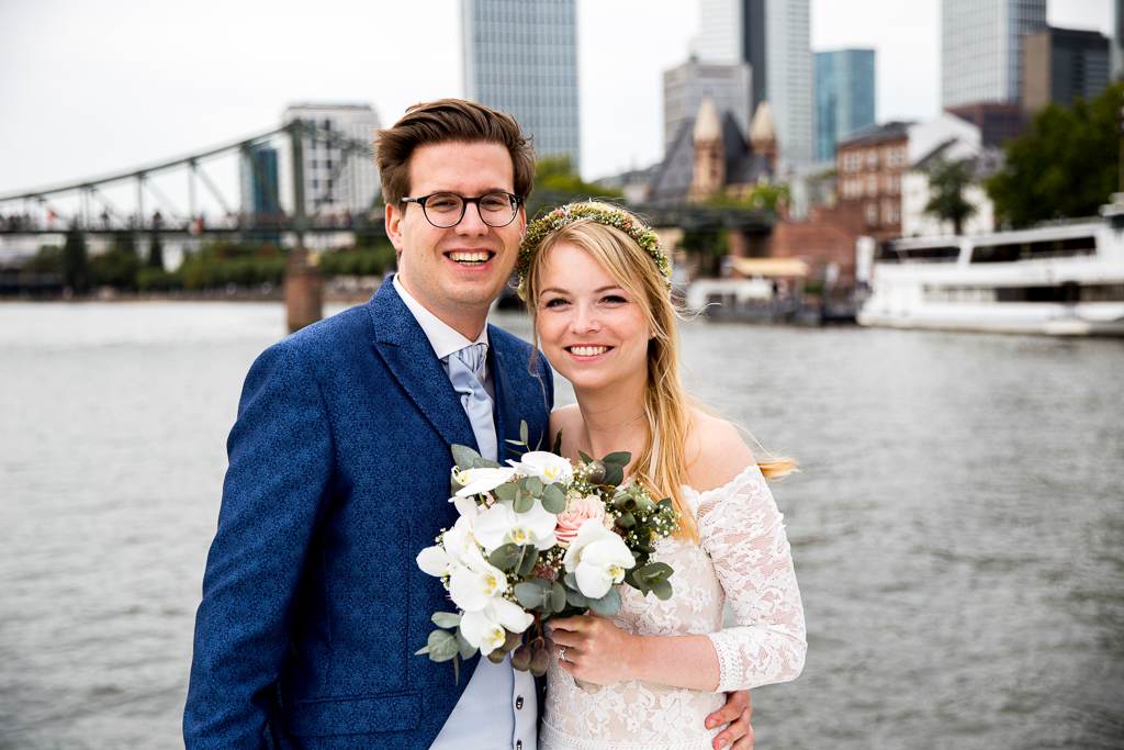 Das Brautpaar hat sich ein Hochzeitsboot gemietet. Wir haben Hochzeitsfotos vor der Skyline von Frankfurt gemacht.