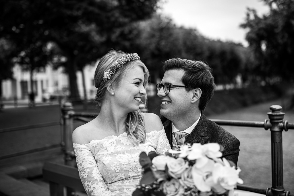 Das Brautpaarshooting haben wir vor der standesamtlichen Trauung im Römer in Frankfurt gemacht. Wir waren am Main mit Blick auf die Skyline.