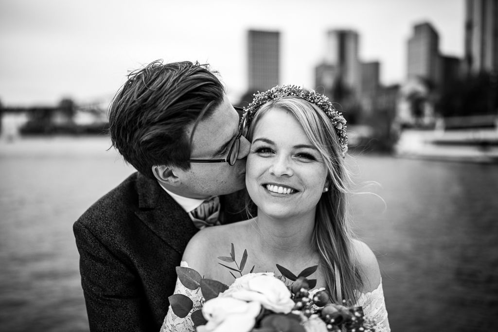 Das Brautpaar hat sich ein Hochzeitsboot gemietet. Wir haben Hochzeitsfotos vor der Skyline von Frankfurt gemacht.