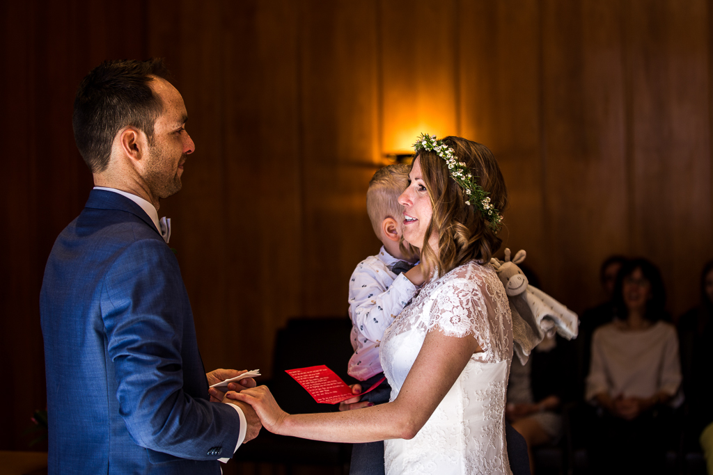 Das Brautpaare hält ihr Eheversprechen bei der standesamtlichen Trauung im Römer Frankfurt.