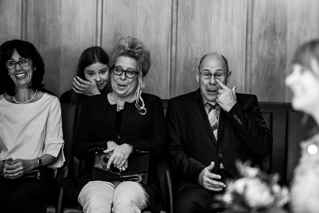 Die Hochzeitsgäste sind sehr emotional bei der standesamtlichen Trauung im Römer in Frankfurt.