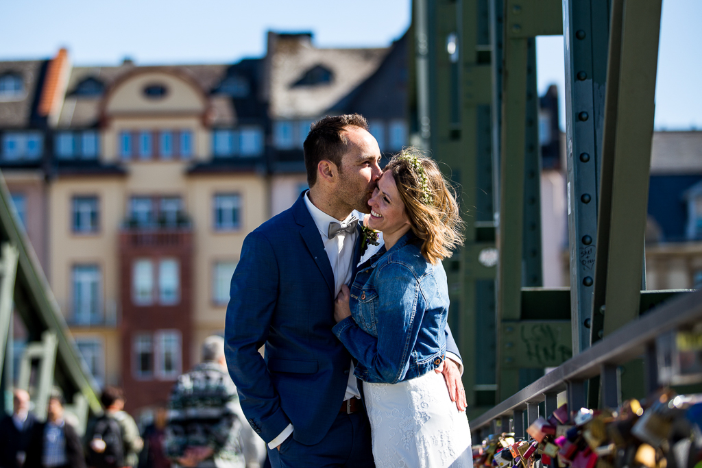 Hochzeitsfotos auf dem Eisernen Steg nach der standesamtlichen Trauung im Römer in Frankfurt.