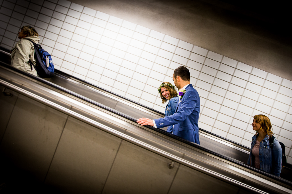 Das Brautpaar mit der U-Bahn auf dem Weg zur standesamtlichen Trauung im Römer Frankfurt.
