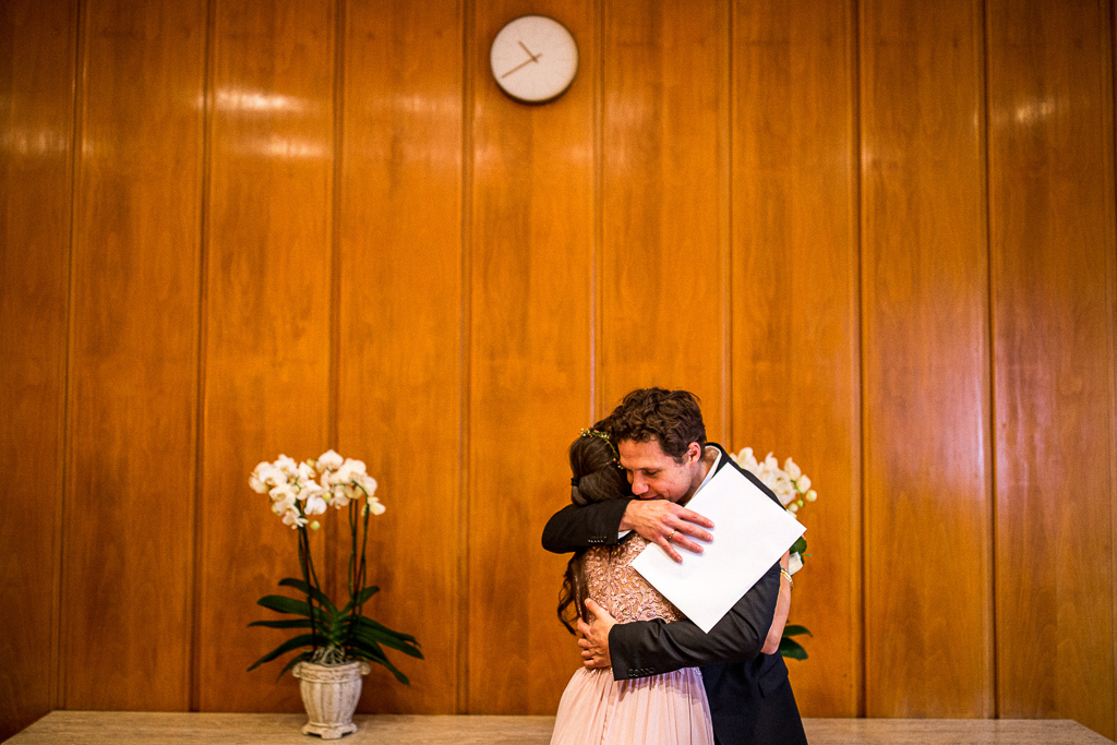 Das Brautpaar umarmt sich bei der standesamtlichen Trauung im Römer Frankfurt