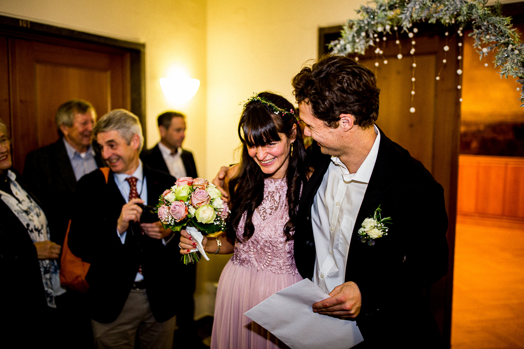 Das Brautpaar kommt aus dem Trausaal vom Standesamt im Römer in Frankfurt.