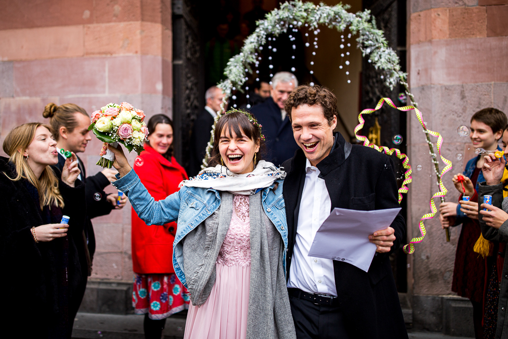 Das Brautpaar beim Auszug aus dem Standesamt Römer. Das Brautpaar ist sehr glücklich. Der Hochzeitsfotograf aus Frankfurt hält den Moment fest.