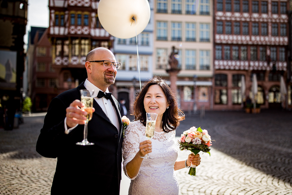 Sektempfang nach der standesamtlichen Trauung auf dem Römer in Frankfurt