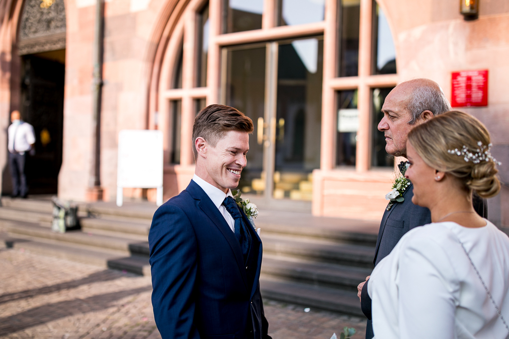 Der Bräutigam sieht die Braut zum ersten Mal im Hochzeitskleid. Ein sehr emotionaler Moment vor der standesamtlichen Trauung im Römer.