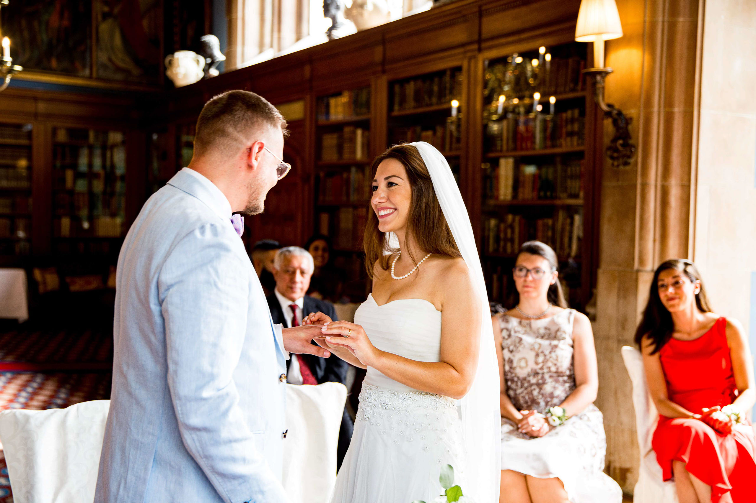 Ringtausch bei der standesamtlichen Trauung in Kronberg  Das Brautpaar tauscht Eheringe aus bei der standesamtlichen Trauung im Schlosshotel Kronberg.