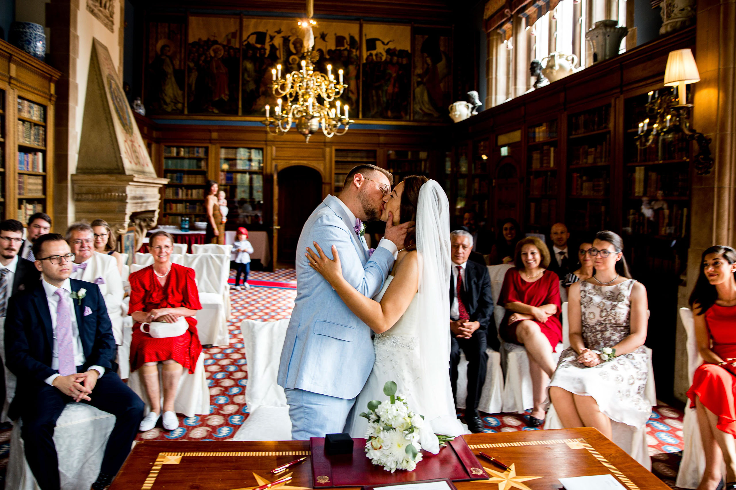Hochzeitskuss bei der standesamtlichen Trauung im Schlosshotel Kronberg Das Brautpaar beim Hochzeitskuss im Schlosshotel Kronberg.