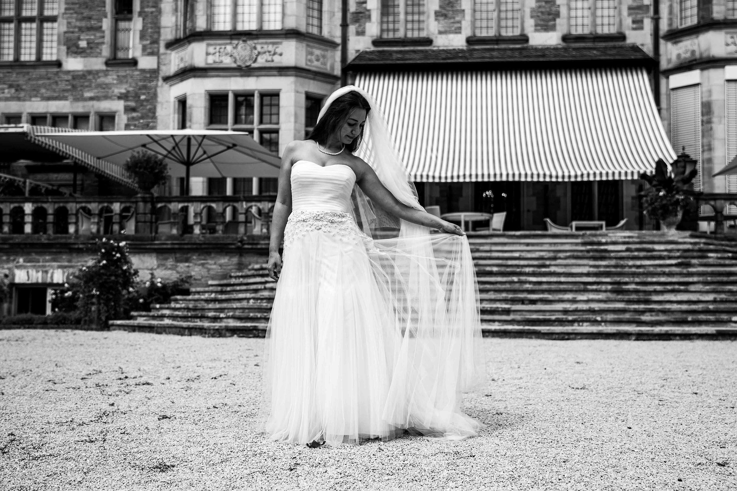 Hochzeitsfotos im Schlosshotel Kronberg Hochzeitsfotos von der Braut im Schlosshotel Kronberg.