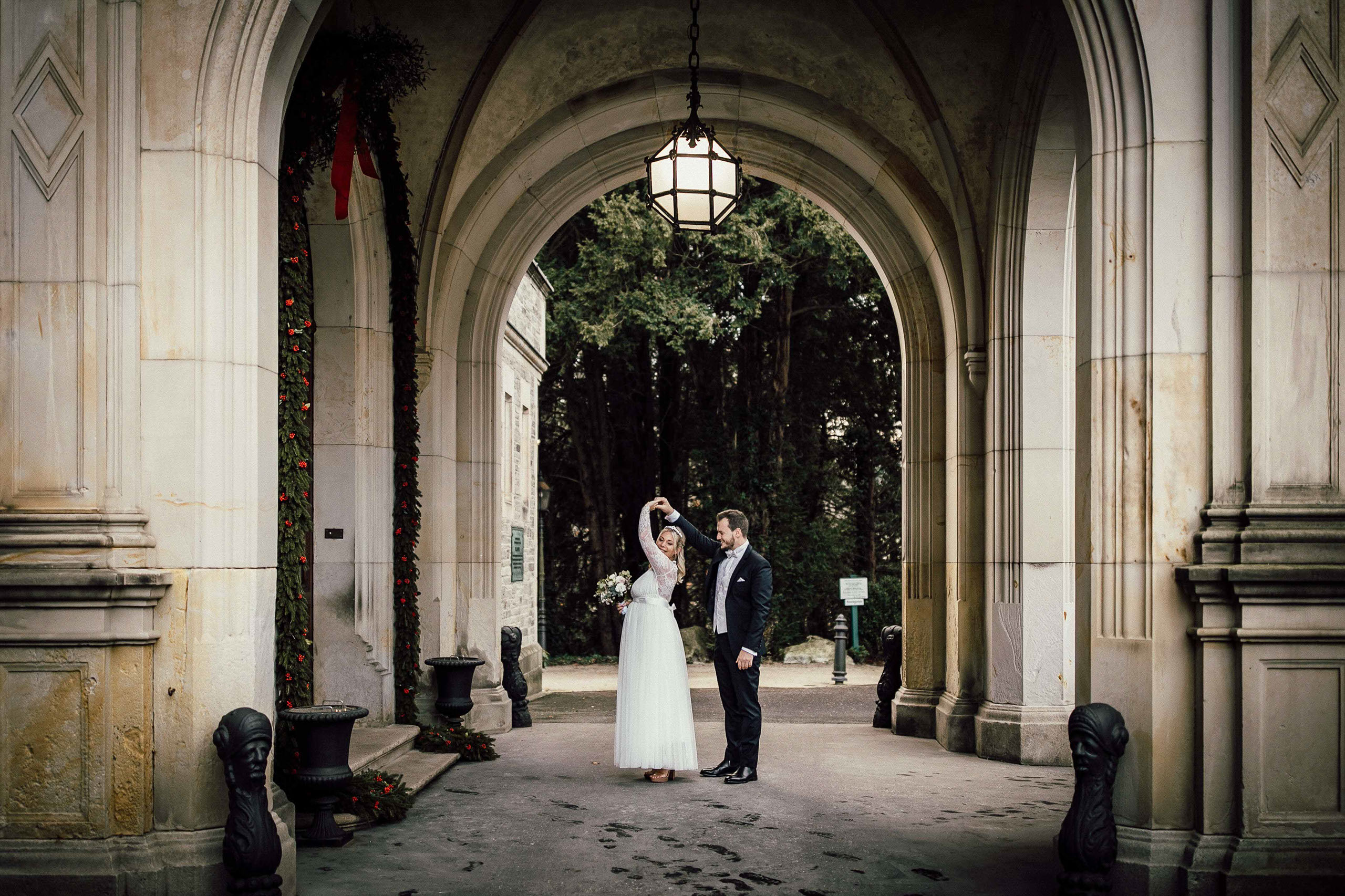 Hochzeitsfotos beim Standesamt Schlosshotel Kronberg Hochzeitsfotos vor dem Standesamt Schlosshotel Kronberg im Taunus.