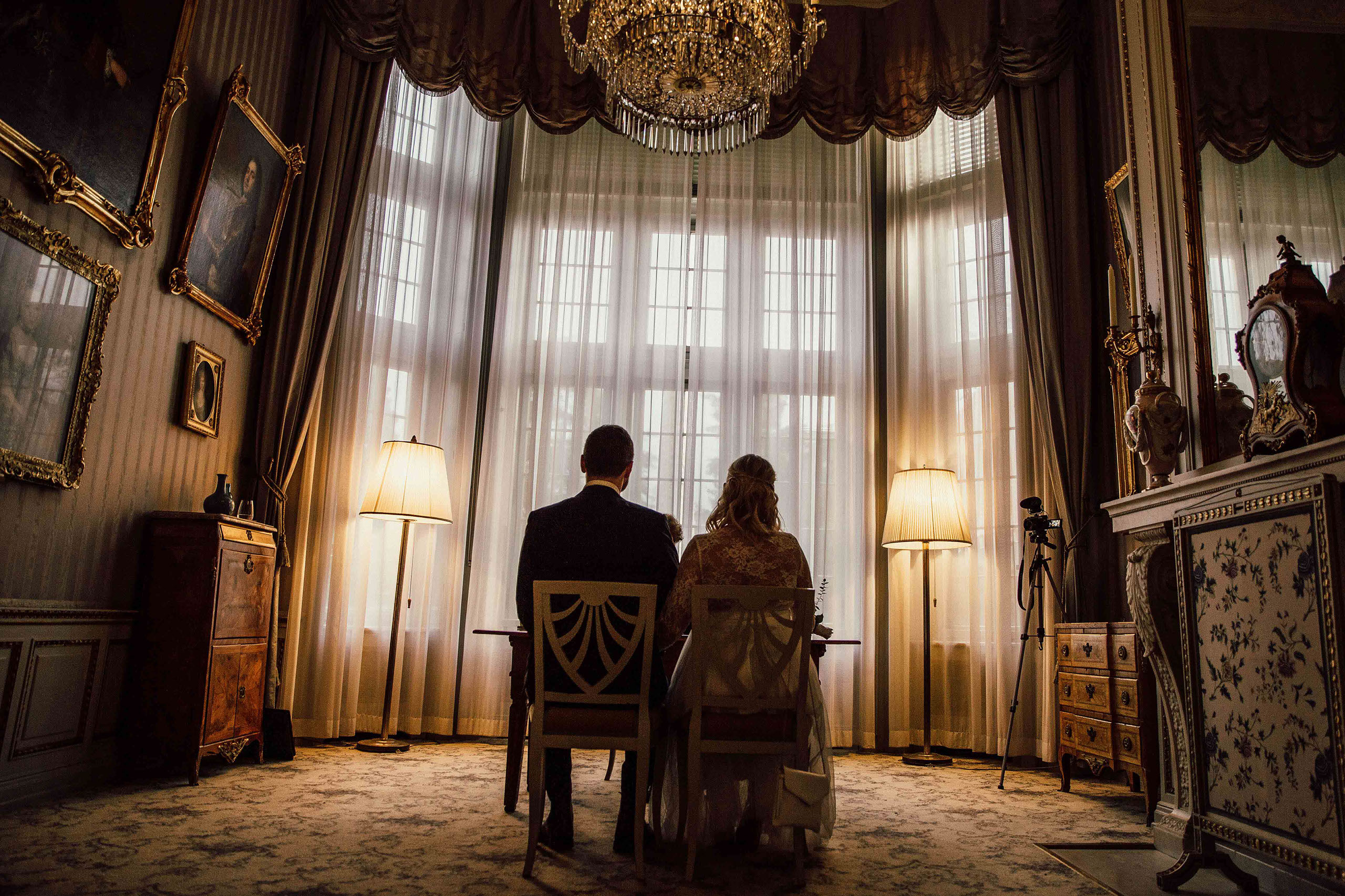 Trausaal im Schlosshotel Kronberg - Blauer Salon Das Brautpaar bei der standesamtlichen Trauung im Blauen Salon vom Schlosshotel Kronberg.