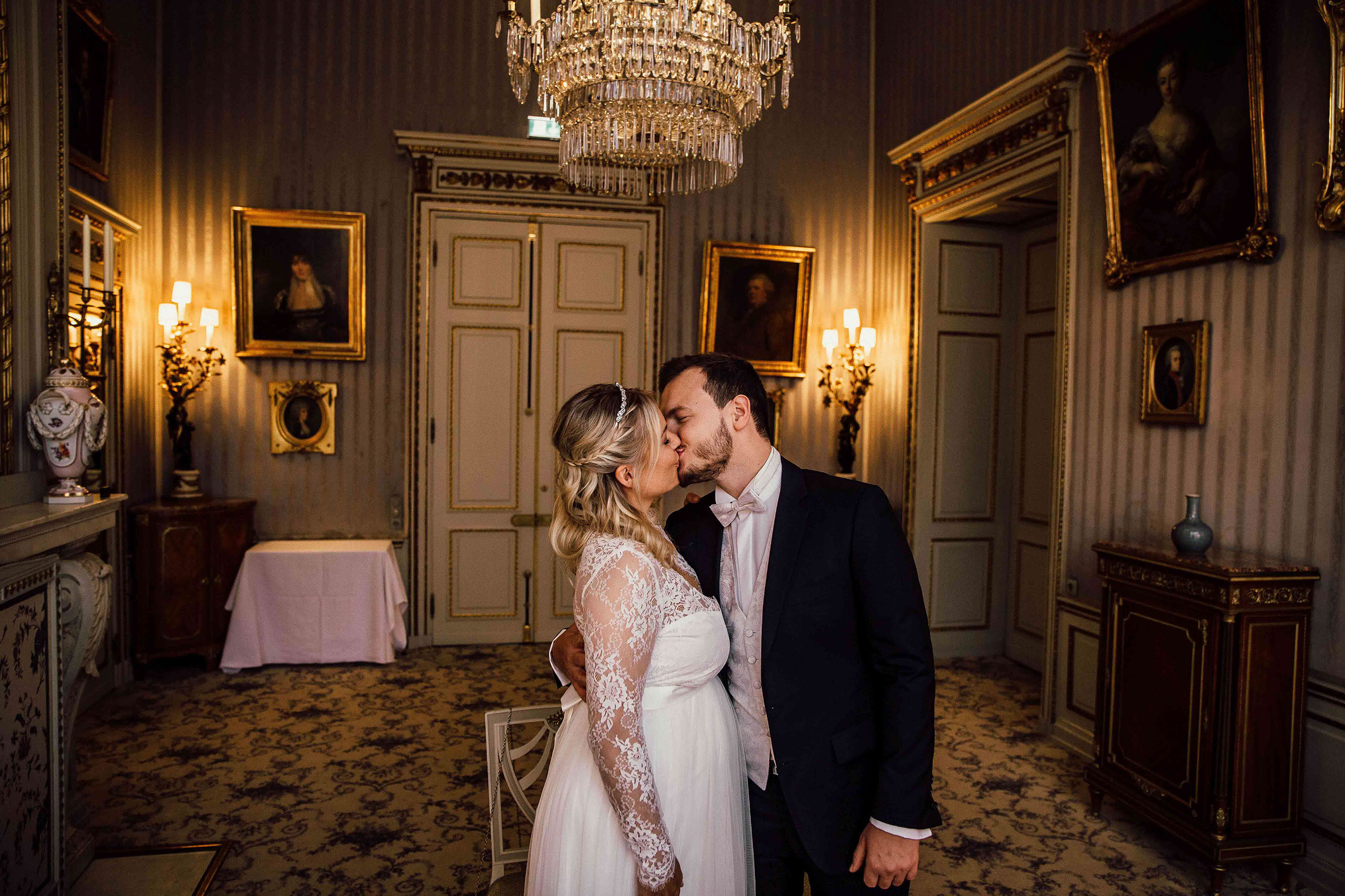 Hochzeit im Schlosshotel Kronberg - Blauer Salon Das Brautpaar beim Hochzeitskuss im Standesamt Kronberg im Schlosshotel Kronberg.