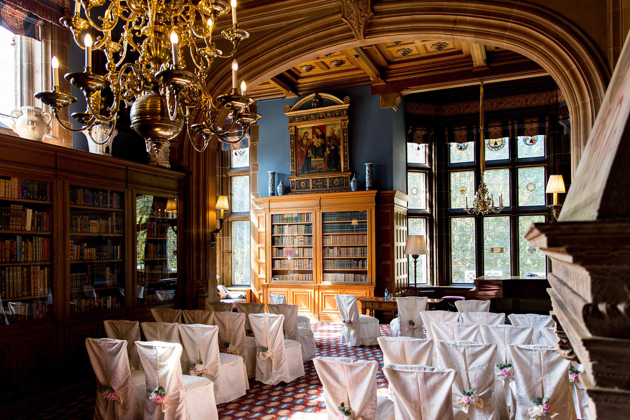 Hochzeit in der Bibliothek im Schlosshotel Kronberg Standesamt Der Trausaal des Schlosshotel Kronbergs. Die Bibliothek im Schlosshotel Kronberg ist der perfekte Ort für standesamtliche Trauungen.