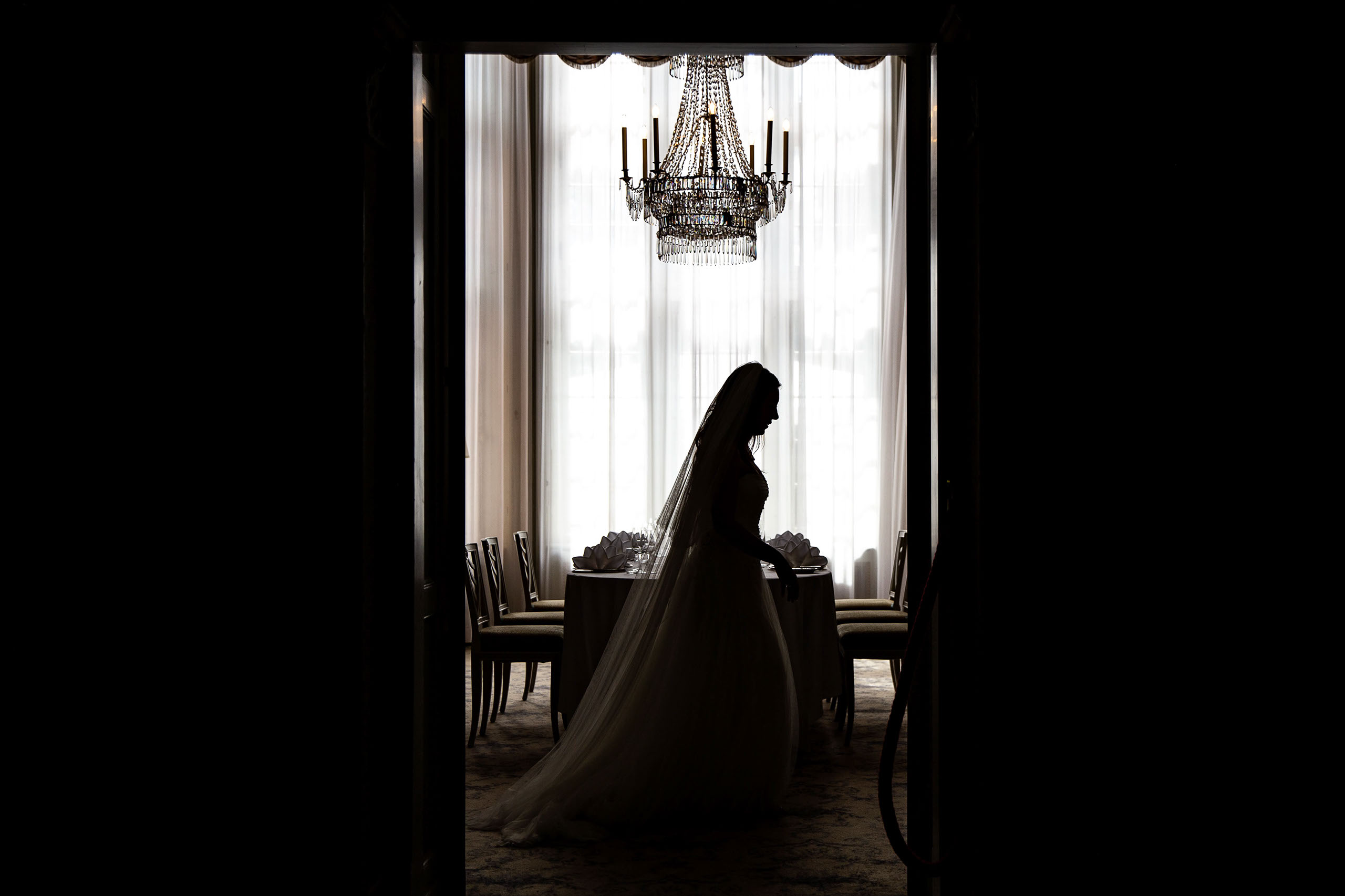 Standesamtliche Trauung in der Bibliothek im Schlosshotel Kronberg Die Braut kurz bevor sie die Bibliothek zum Standesamt Schlosshotel Kronberg betritt.