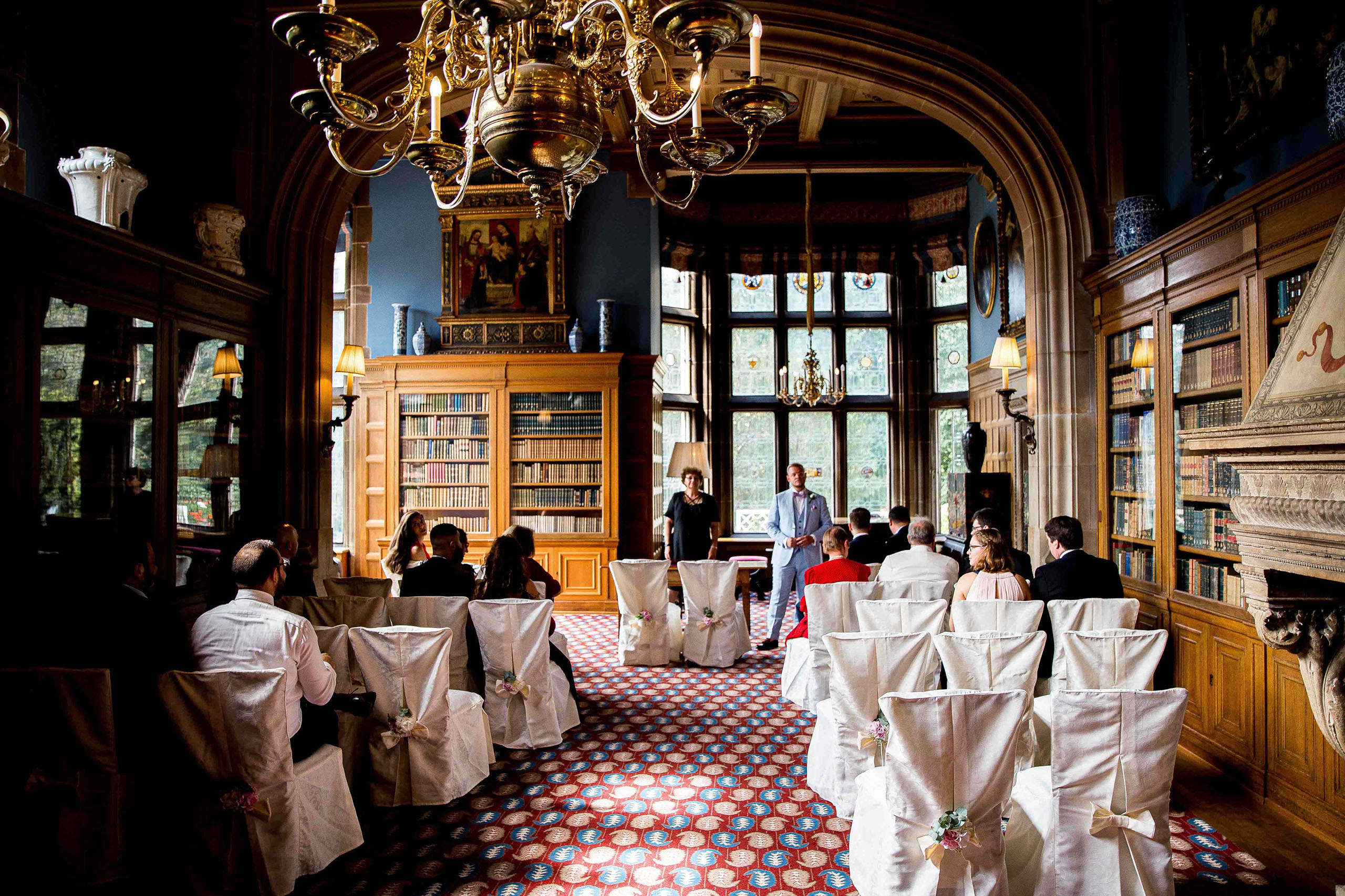 Bibliothek im Standesamt Schlosshotel Kronberg Die Bibliothek im Schlosshotel Kronberg ist eine wunderschöne Location für eure standesamtliche Trauung.