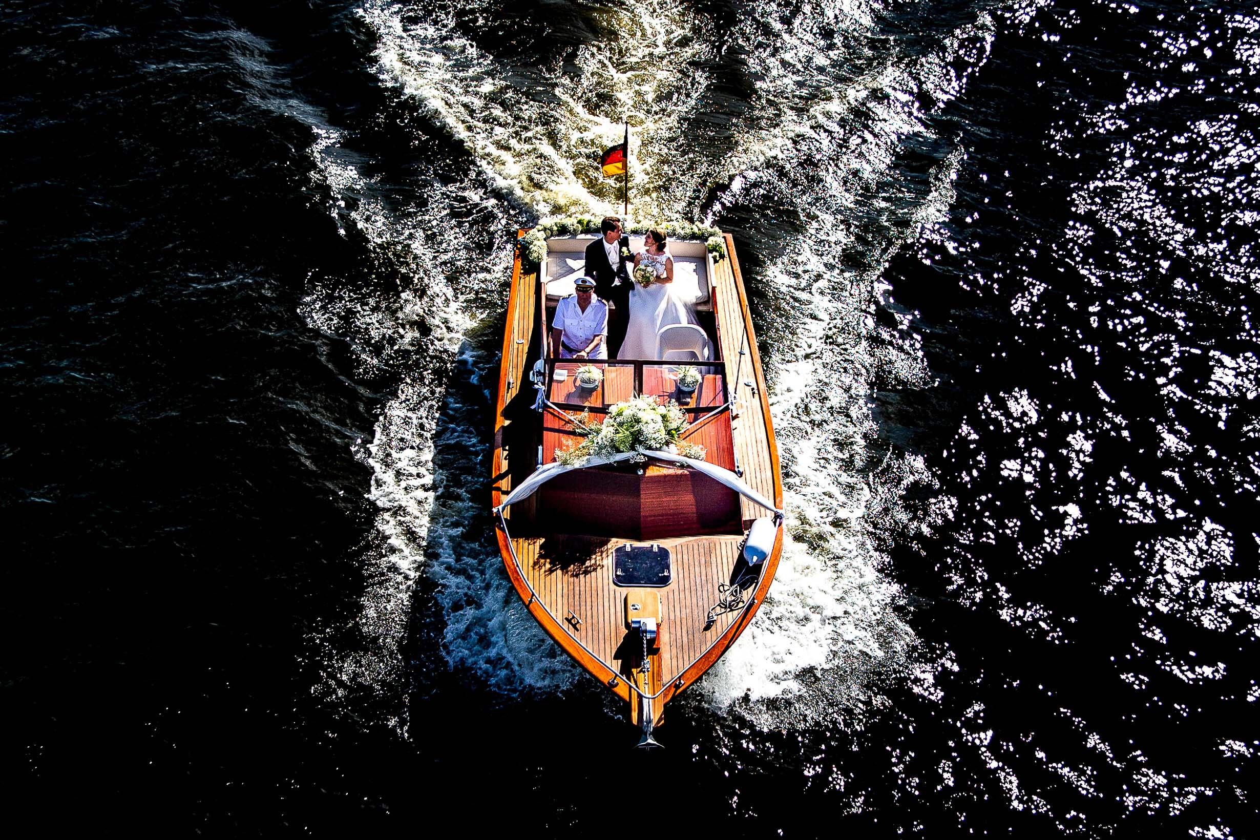 Hochzeitsboot für die Hochzeit mieten in Frankfurt und Kronberg Das Hochzeitsboot ist eine wunderschöne Idee für den Hochzeitstag. Hochzeitsfotos auf einem Boot.