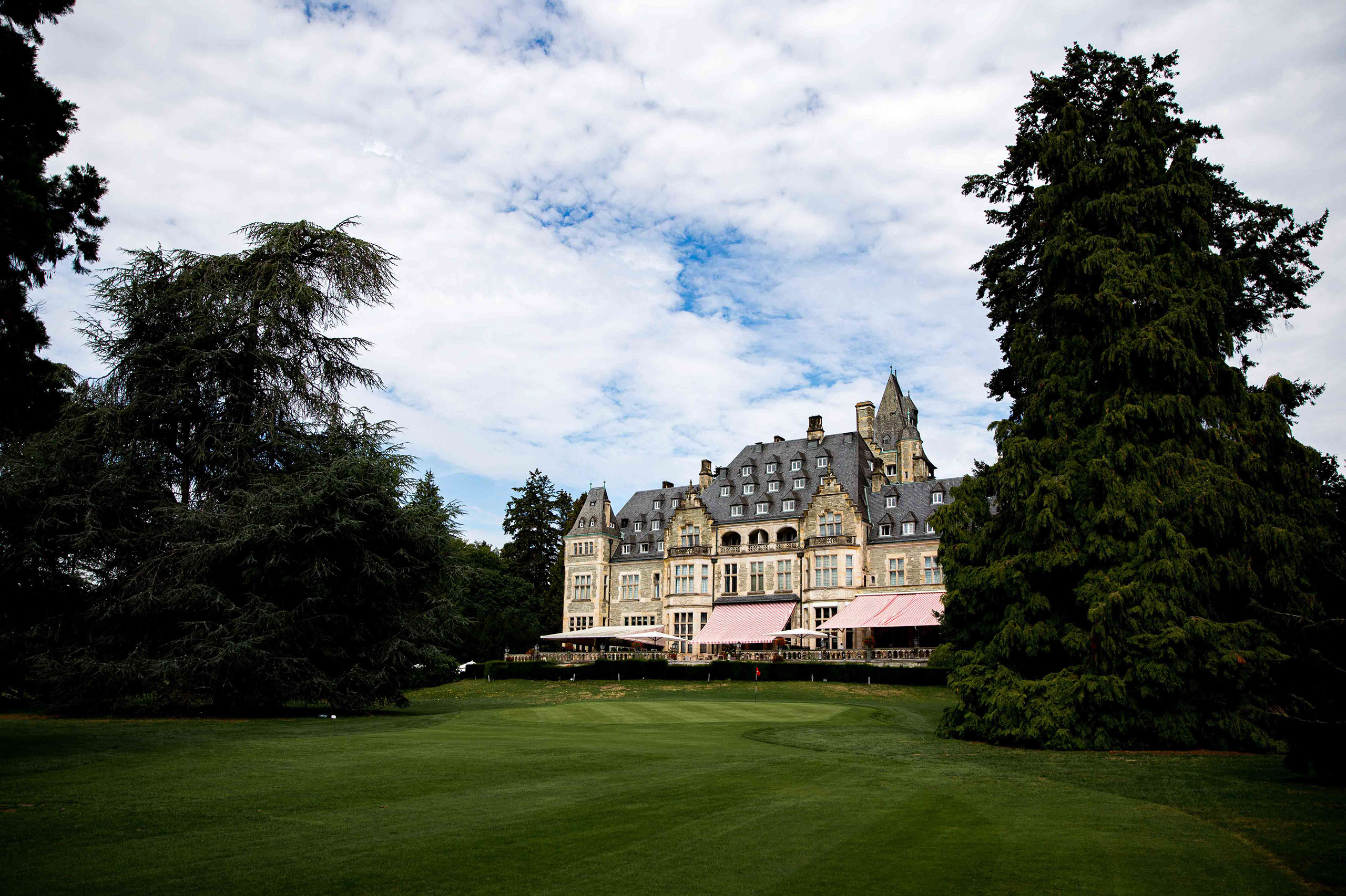 Hochzeit im Schlosshotel Kronberg im Taunus Das Schlosshotel Kronberg im Taunus ist eine wunderschöne Hochzeitslocation.
